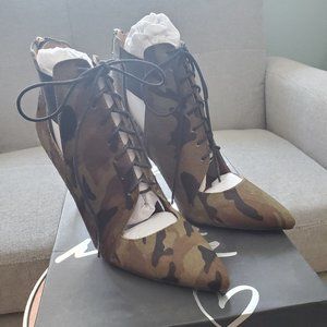 NIB Banana Republic Vintage Olive Camo Daphine pumps SIZE 8.5